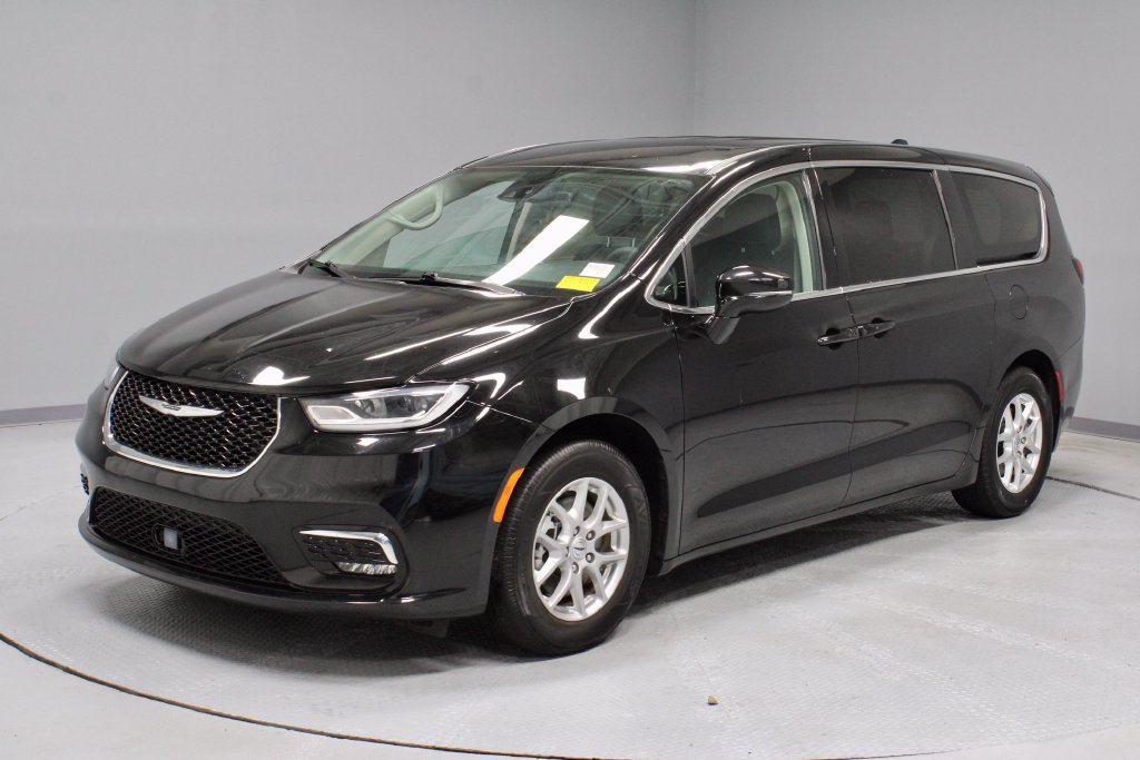 Used 2024 Chrysler Pacifica Touring-L FWD image 7