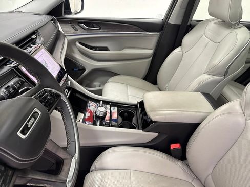 Used 2022 Jeep Grand Cherokee Overland w/ Luxury Tech Group IV image 28