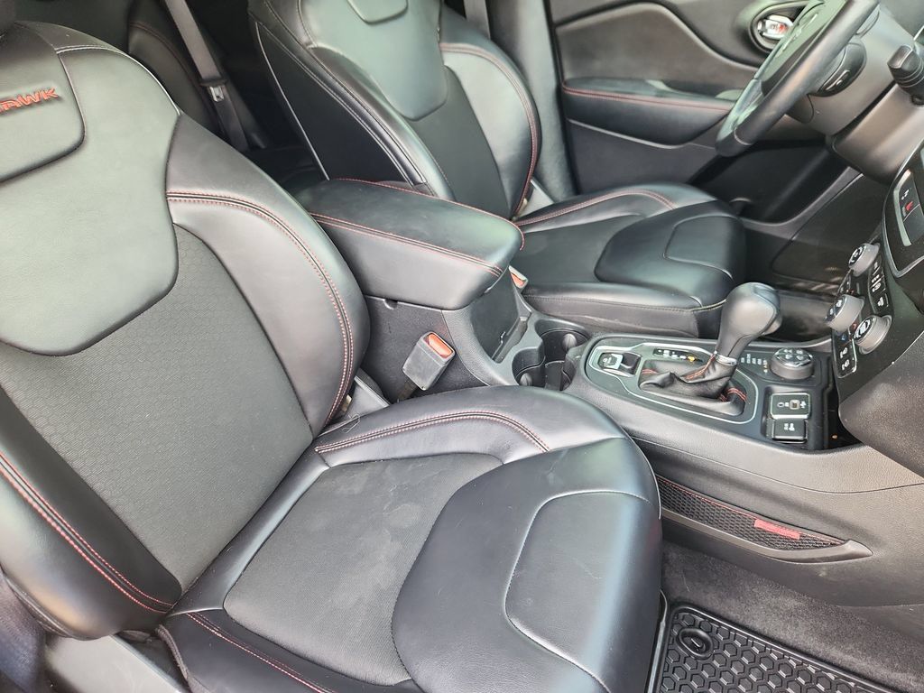Used 2020 Jeep Cherokee Trailhawk AWD/4WD image 12