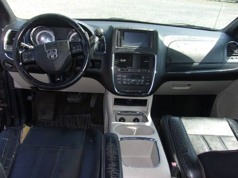 Used 2016 Dodge Grand Caravan SXT FWD image 14