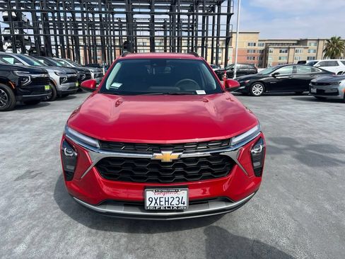 Used 2026 Chevrolet Trax LT FWD image 2