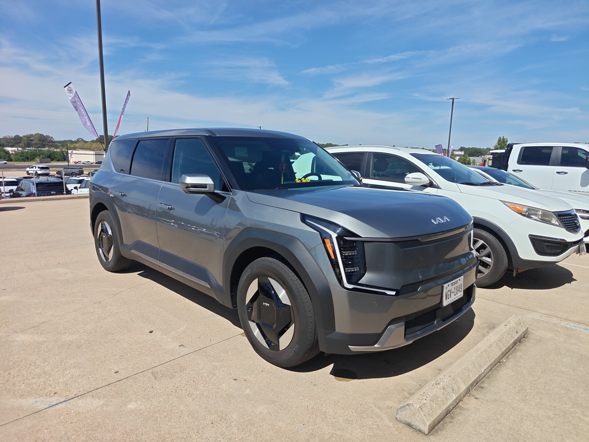 Used 2024 Kia EV9 Light Long Range RWD image 2