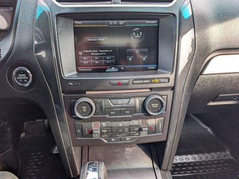 Used 2016 Ford Explorer XLT w/ Equipment Group 202A AWD/4WD image 17