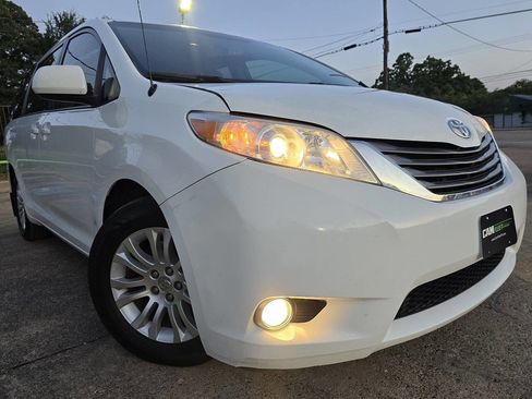 Used 2013 Toyota Sienna XLE image 62