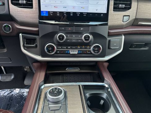 Used 2024 Ford Expedition Limited AWD/4WD image 18