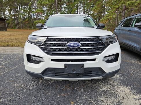 Used 2022 Ford Explorer XLT w/ Equipment Group 202A image 3