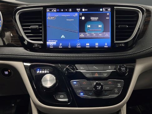 Used 2023 Chrysler Pacifica Limited w/ Uconnect Theater Family Group FWD image 13