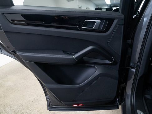 Used 2023 Porsche Cayenne w/ Premium Package image 19