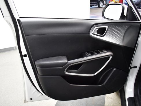 Used 2025 Kia Soul LX w/ LX Technology Package FWD image 17