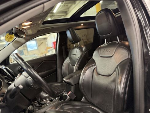 Used 2019 Jeep Cherokee Limited AWD/4WD image 9