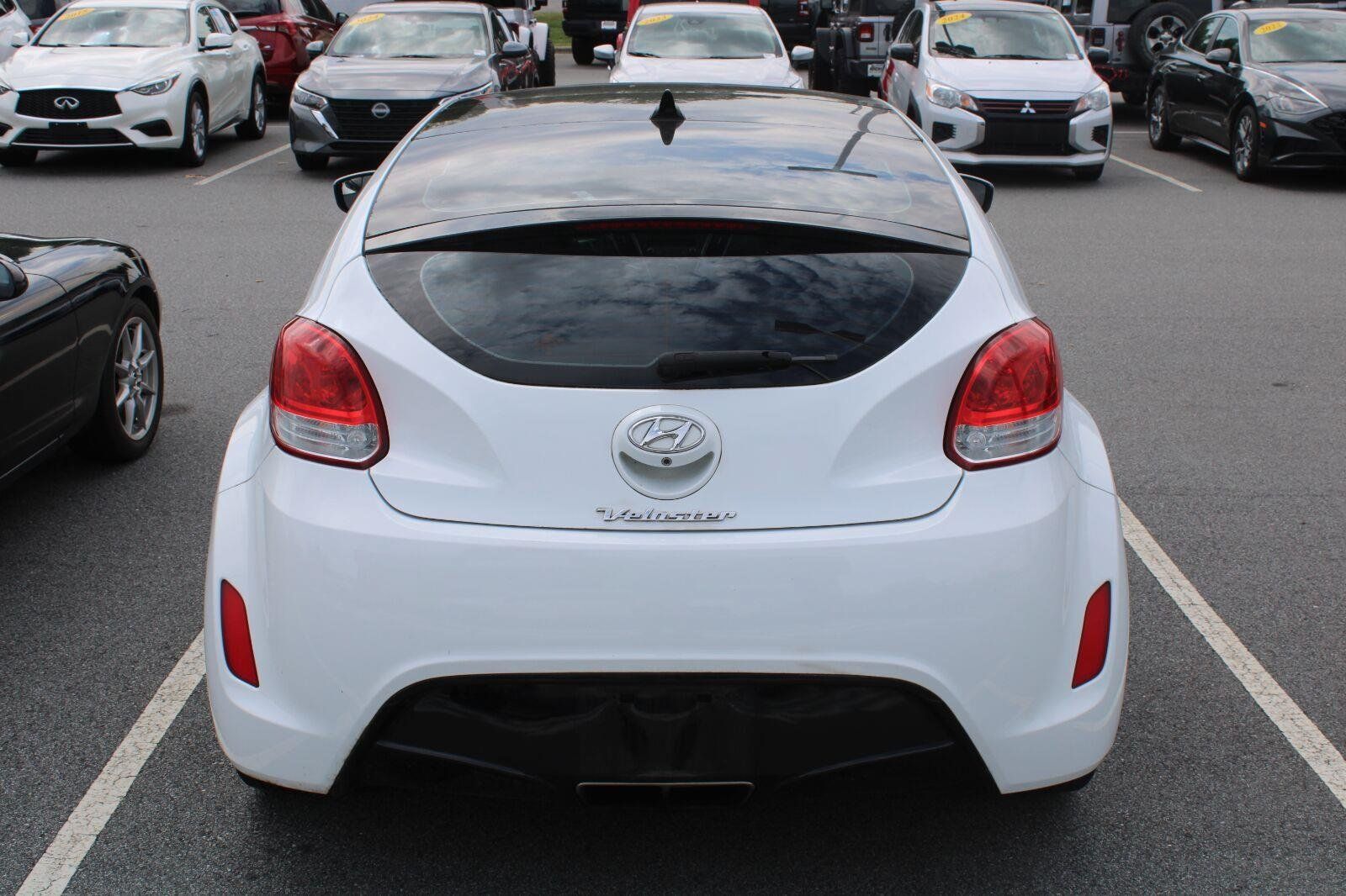 Used 2017 Hyundai Veloster Value Edition FWD image 7