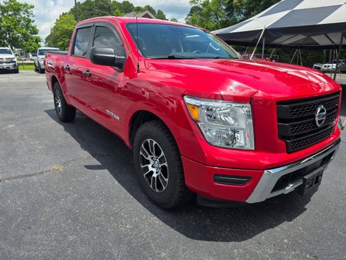 Used 2021 Nissan Titan SV RWD image 3