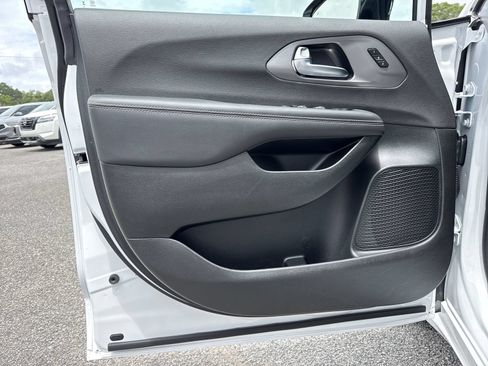 Used 2025 Chrysler Pacifica Select FWD image 15