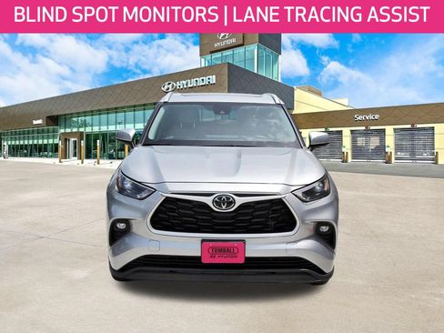 Used 2024 Toyota Highlander XLE FWD image 2