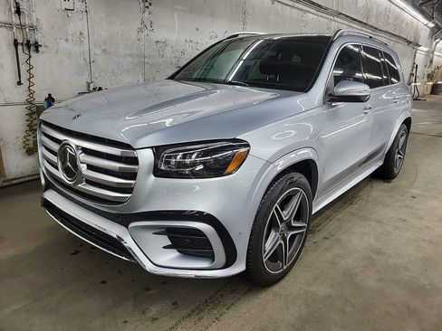 Used 2025 Mercedes-Benz GLS 450 4MATIC image 3
