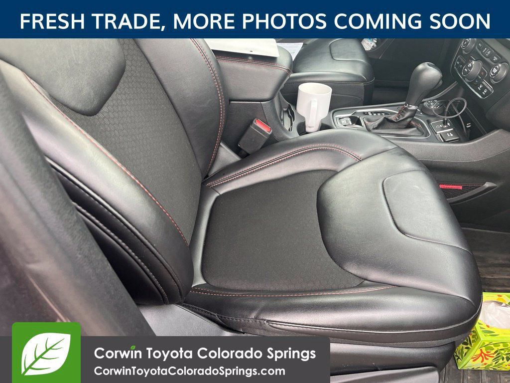 Used 2019 Jeep Cherokee Trailhawk w/ Comfort/Convenience Group AWD/4WD image 10