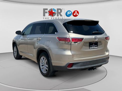 Used 2016 Toyota Highlander LE AWD/4WD image 3