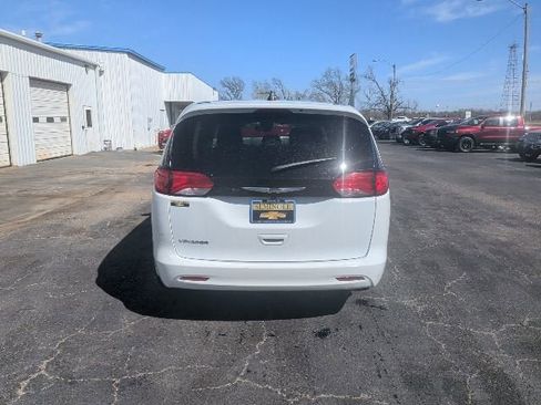 Used 2023 Chrysler Voyager LX FWD image 4