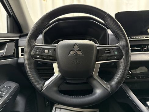 Used 2023 Mitsubishi Outlander SE image 16