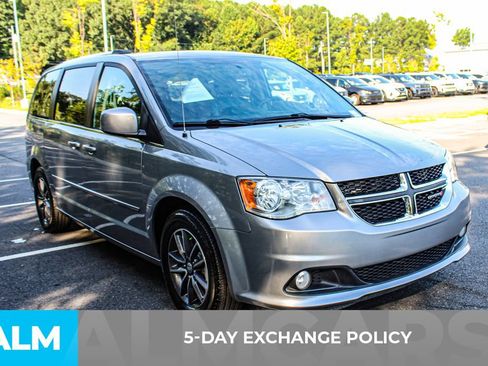 Used 2017 Dodge Grand Caravan SXT FWD image 3
