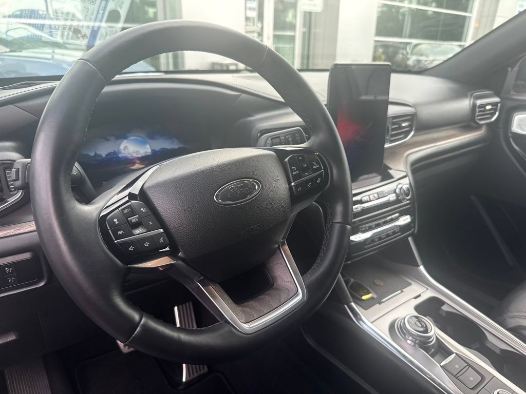 Used 2023 Ford Explorer Platinum w/ Technology Package AWD/4WD image 9