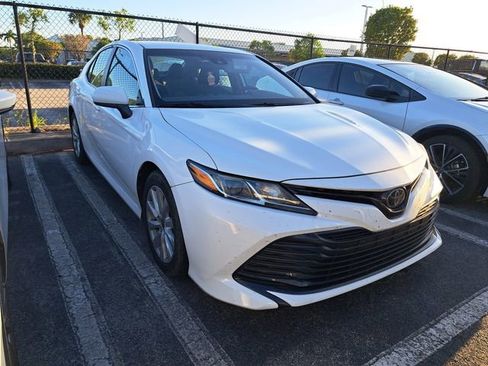 Used 2020 Toyota Camry LE image 3