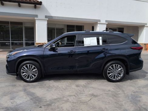 Used 2021 Toyota Highlander Platinum image 2