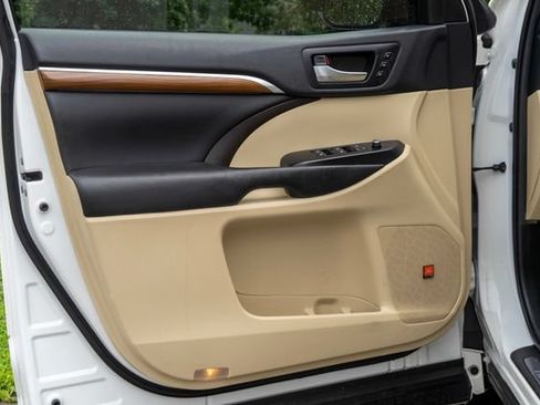 Used 2019 Toyota Highlander Limited FWD image 13