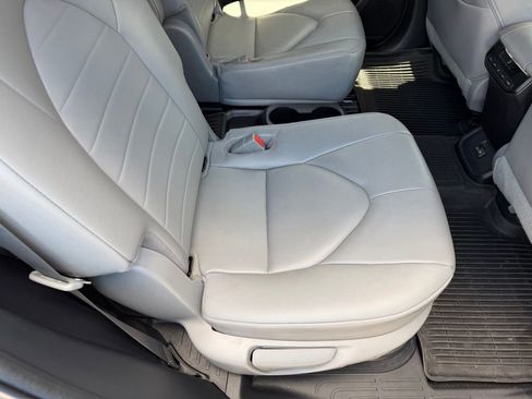Used 2023 Toyota Highlander XLE FWD image 20