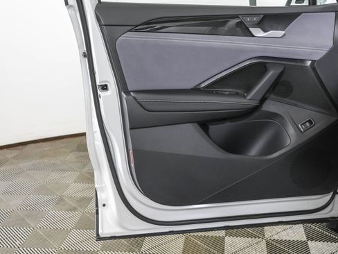 Used 2025 Volkswagen Tiguan SE image 33