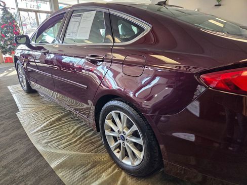 Used 2017 Ford Fusion SE w/ Fusion SE Technology Package image 10