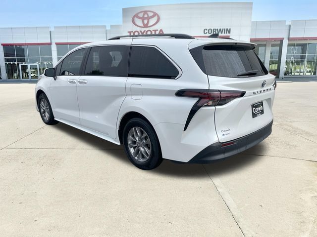 Used 2025 Toyota Sienna XLE FWD image 3