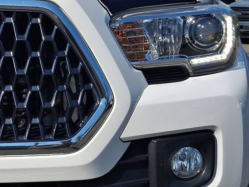 Used 2019 Toyota Tacoma TRD Sport AWD/4WD image 9