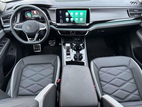 Used 2025 Volkswagen Atlas Peak Edition SE image 10