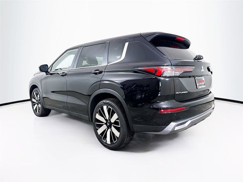 Used 2025 Mitsubishi Outlander SE image 5