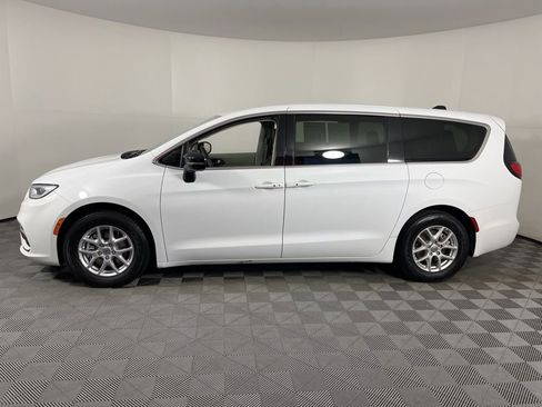 Used 2024 Chrysler Pacifica Touring-L image 2