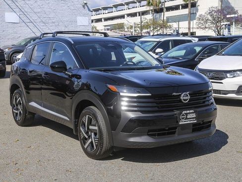 Used 2026 Nissan Kicks SV AWD/4WD image 3