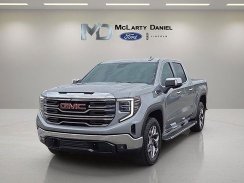 Used 2023 GMC Sierra 1500 SLT w/ SLT Convenience Package image 2