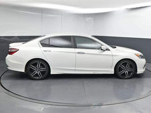 Used 2017 Honda Accord Sport image 9