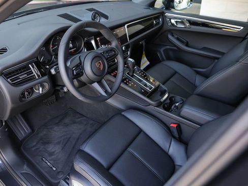 Certified 2025 Porsche Macan image 4