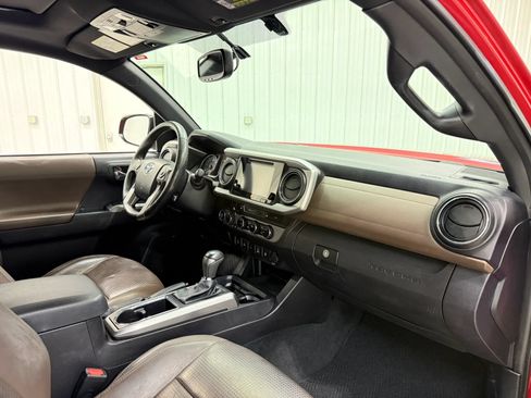 Used 2016 Toyota Tacoma Limited w/ Towing Package AWD/4WD image 14