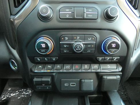 Used 2021 Chevrolet Silverado 1500 High Country w/ Technology Package AWD/4WD image 24