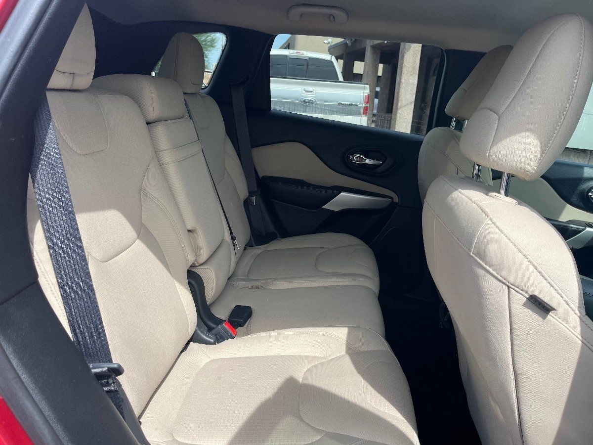 Used 2017 Jeep Cherokee Latitude w/ Comfort/Convenience Group FWD image 32