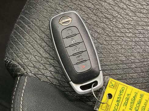 Used 2024 Nissan Rogue SV image 30