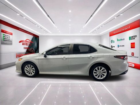 Used 2022 Toyota Camry LE image 9