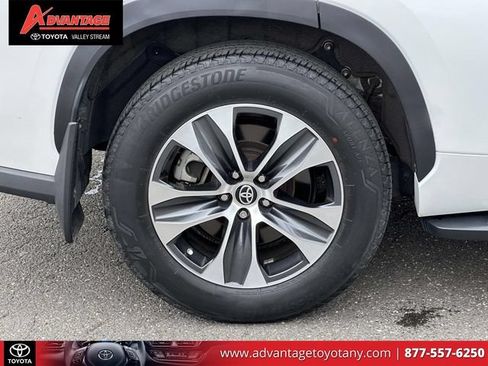 Used 2023 Toyota Highlander XLE AWD/4WD image 11