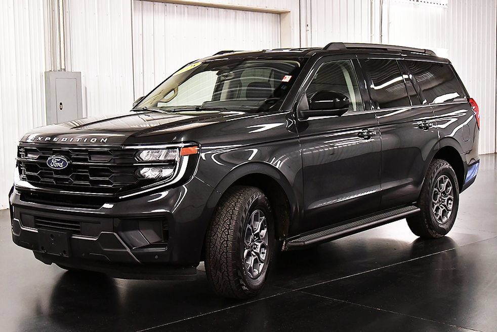 Used 2025 Ford Expedition Active AWD/4WD image 3