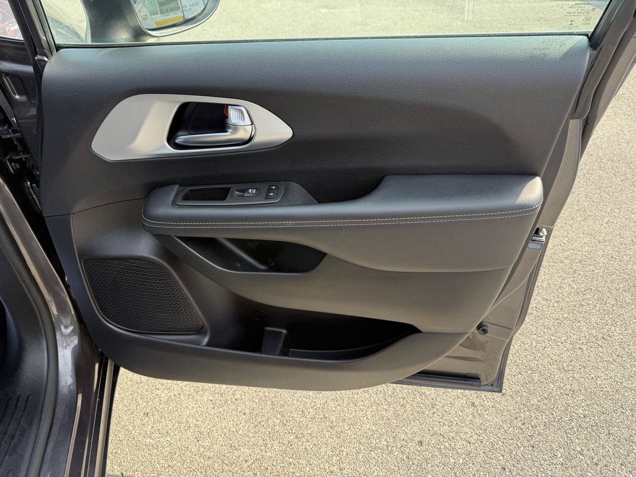 Used 2023 Chrysler Pacifica Touring FWD image 30