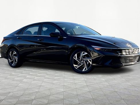 Used 2025 Hyundai Elantra SEL image 3