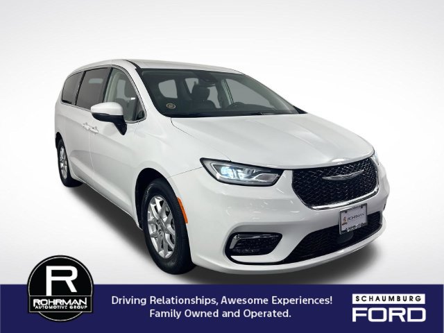 Used 2023 Chrysler Pacifica Touring-L FWD image 3